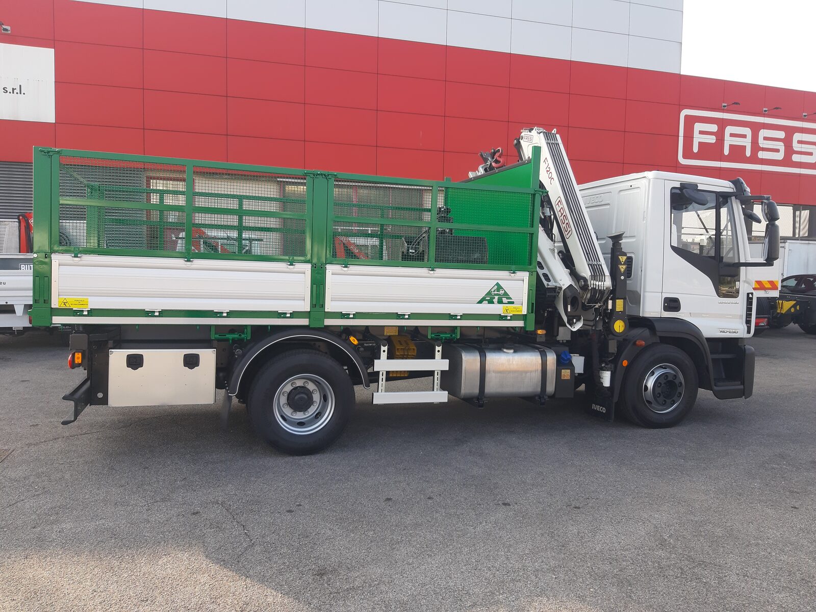 Assistenza e manutenzione gru per camion